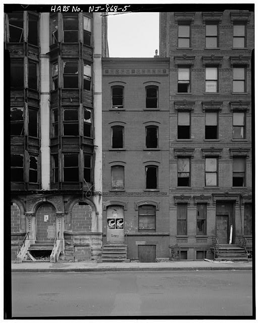 5. BUILDING AT 302 MONTGOMERY - Montgomery Gateway East,...