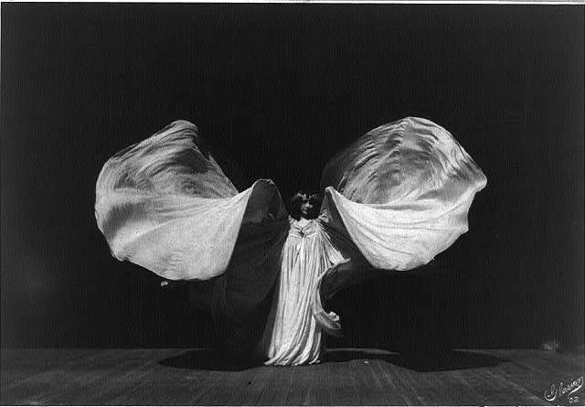 [Loie Fuller, full-length portrait, standing, facing...