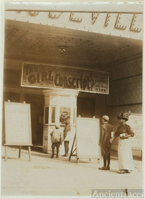 Harry Silverstein, Newsboy