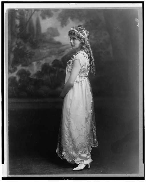[Mary Pickford, full-length portrait, facing left]