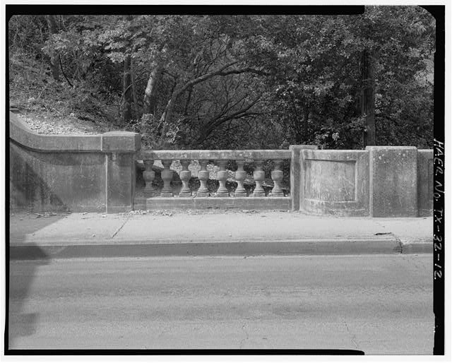 12. DETAIL OF TRANSITION BETWEEN RR OVERPASS AND SE END...