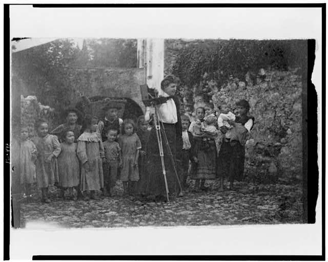 Miss Johnston & audience, Lake Como, Italy