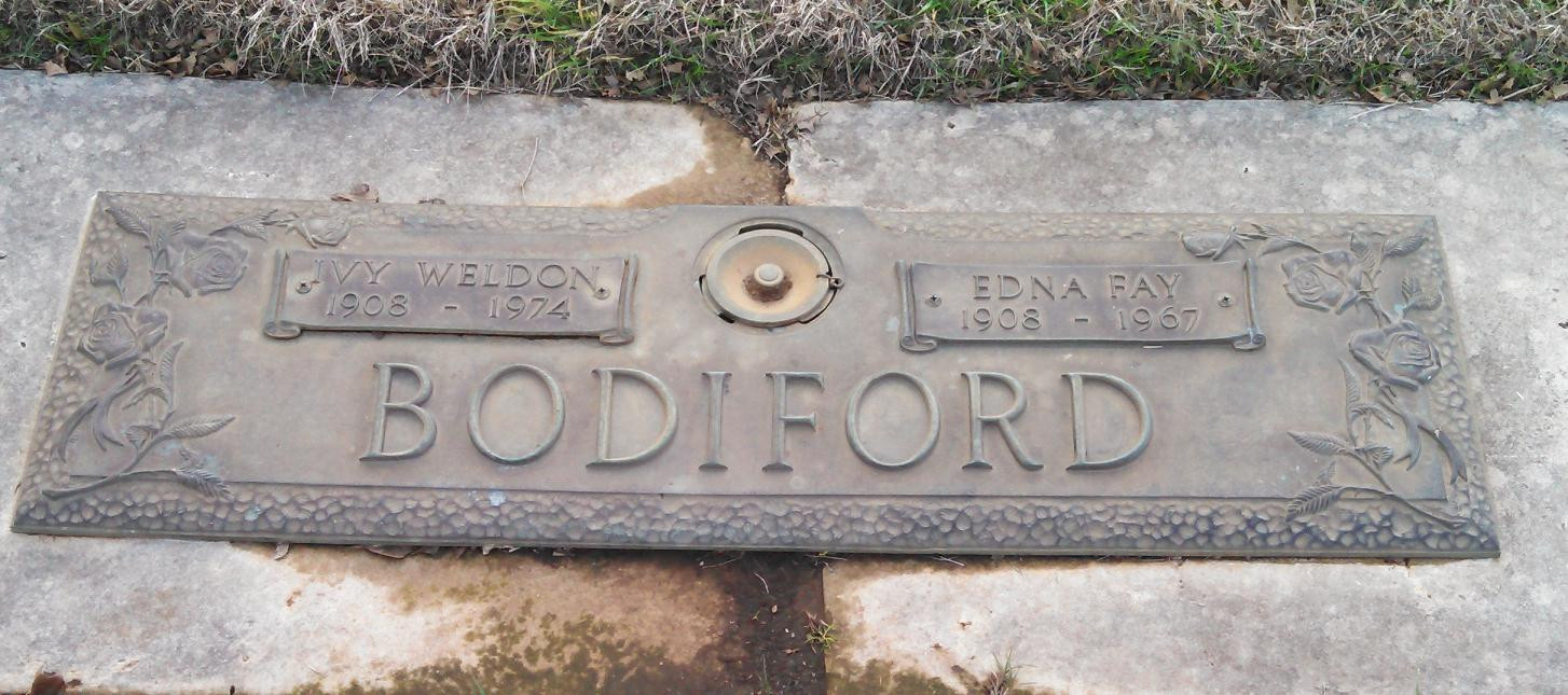 Gravesite of 	Ivy Weldon Bodiford and wife Edna