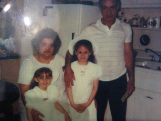 Mi madre y mi padre con mis dos hijas mayores 