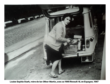 Louise Sophia Stark, avec sa 1965 Renault 4L en Espagne, 1967