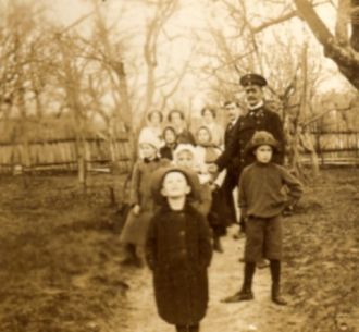 Bantle family in the garden 1913