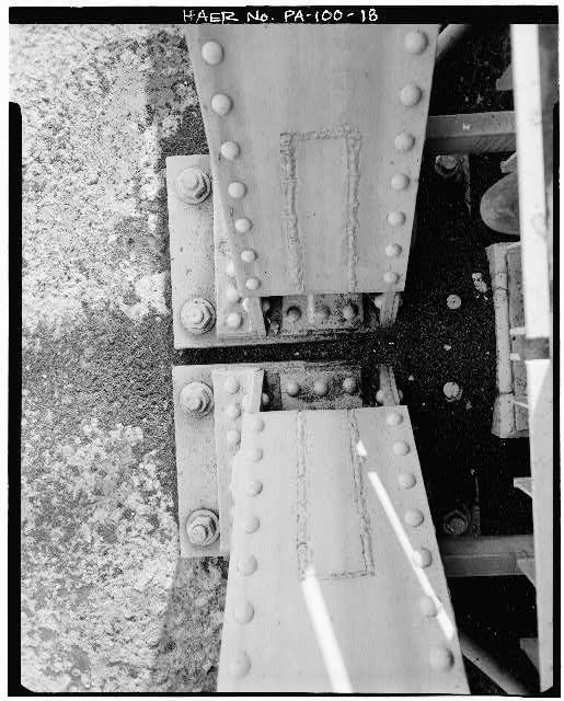 18. DETAIL VIEW OF BEARINGS AT PANEL POINT L0, PIER 5 -...