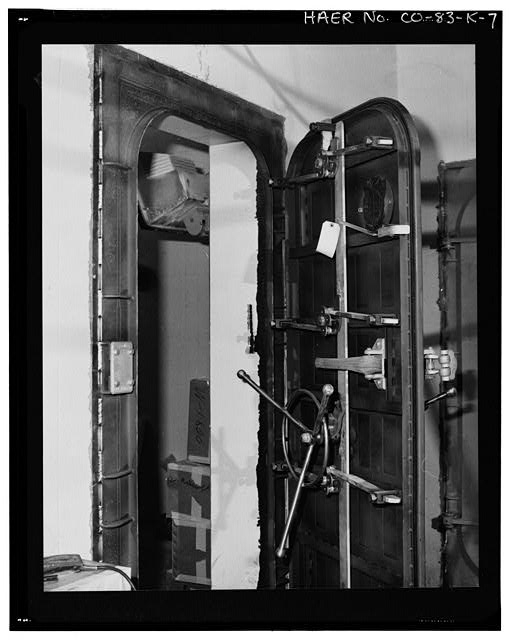 7. VIEW OF AIRLOCK ENTRY. AIRLOCK DOUBLE DOORS WERE USED...