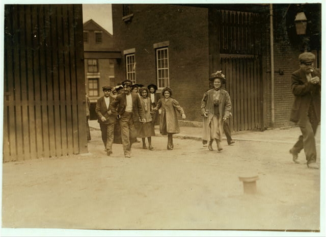Small girls working in Great Falls Mfg. Co., Somersworth,...