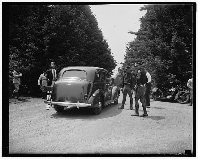 [Soldiers guard Dupont home. Wilmington, Del. July 1. A...