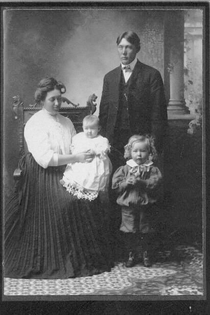 Hans, Nettie, Ervin & Amy Narveson, 1908