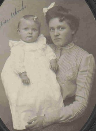 Lillian & Jennie (Lindholm) Ulrich, 1905