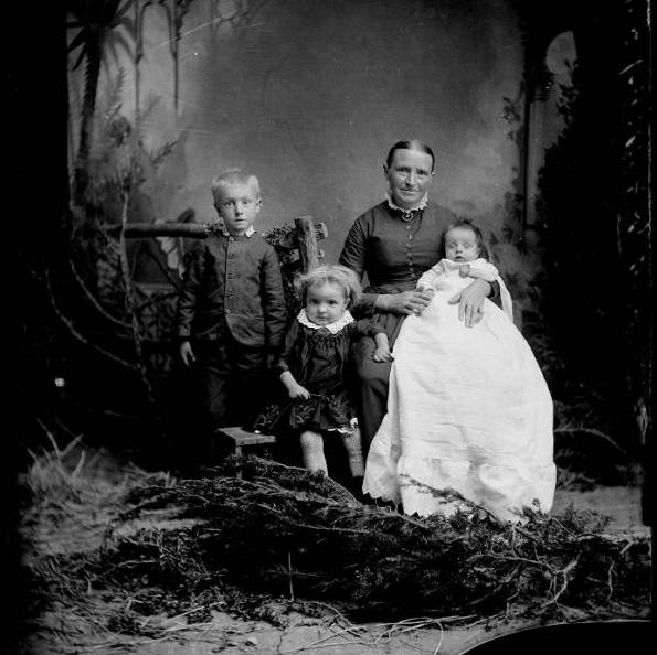 Karen Siersen Jensen and children