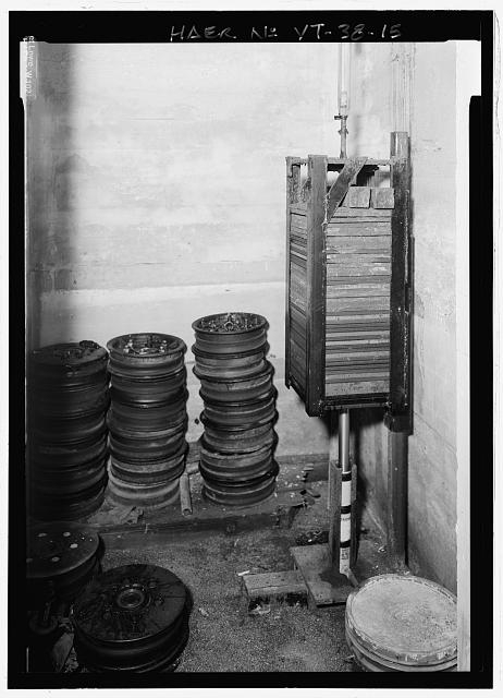 COUNTERWEIGHT, CONNECTED TO HYDRAULIC BRAKE SYSTEM, IN...
