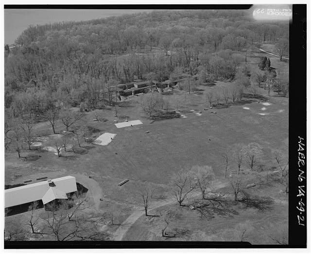 21. AERIAL VIEW OF FT. HUNT LOOKING SOUTHEAST. - George...