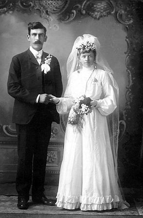 Peter and Emma (Roloff) Schmitz, 1903