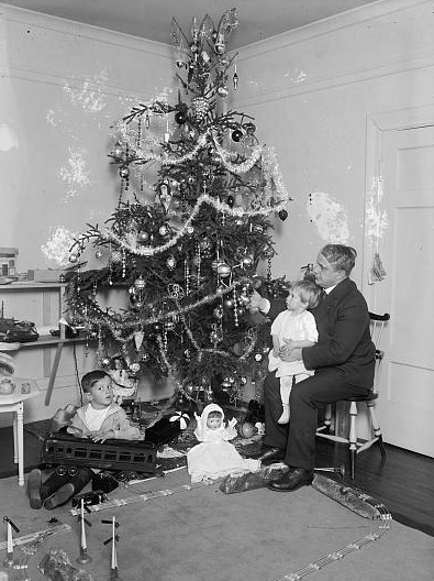 Secty. Davis, Christmas tree, [1921]
