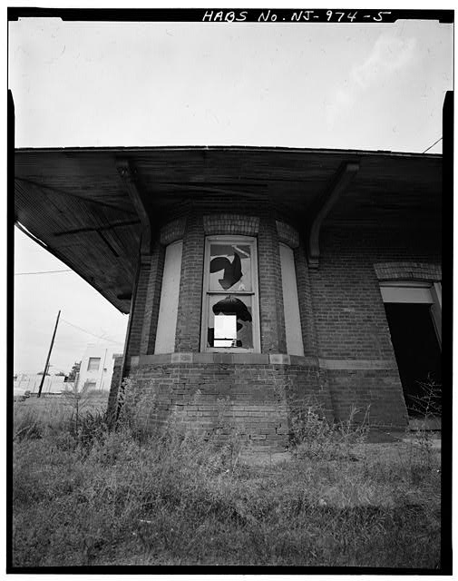 5. VIEW NORTH, SOUTH FRONT, DETAIL OF BAY - Raritan...