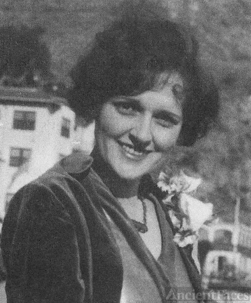 Tess White