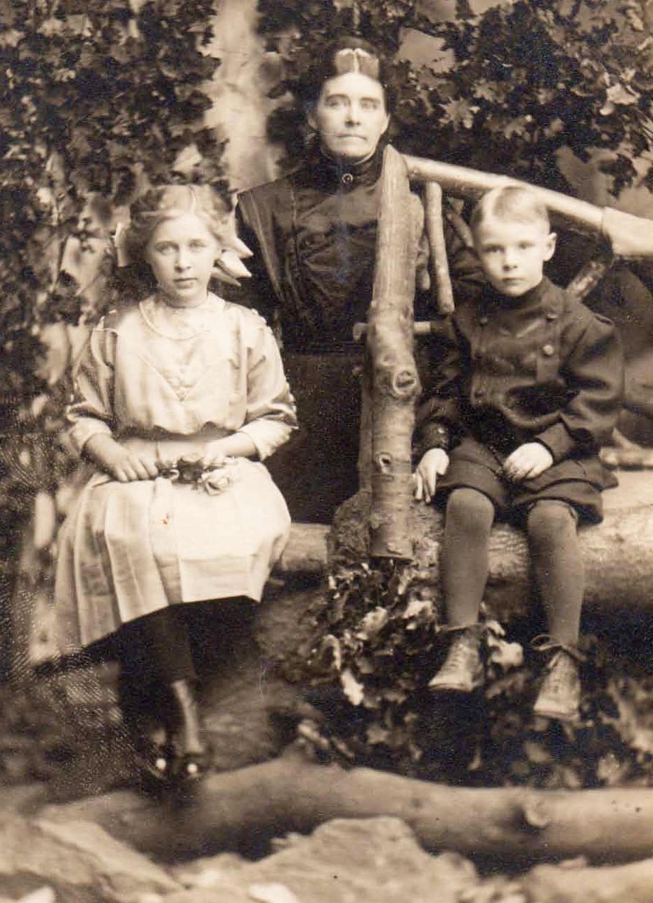Mrs. Lucy Elliott & children Viola and Delmer; Oregon City, Oregon