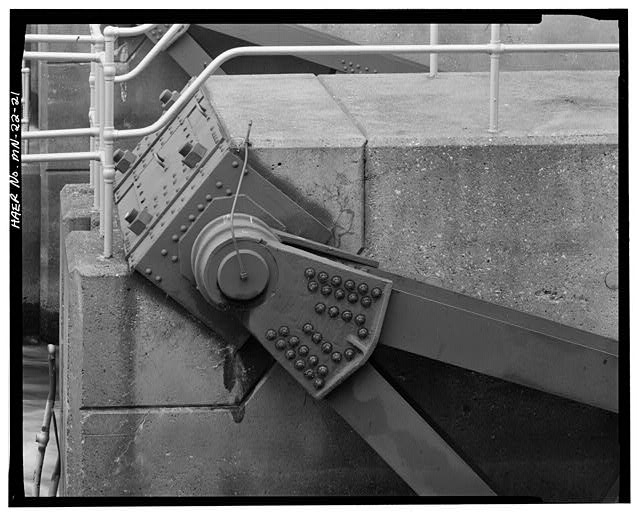 21. DETAIL VIEW OF TAINTER GATE, SHOWING TRUNNION PIN,...
