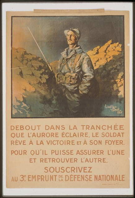 Debout dans la tranchée que l'aurore éclaire, le soldat...