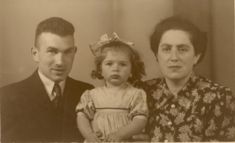 Sara with her parents