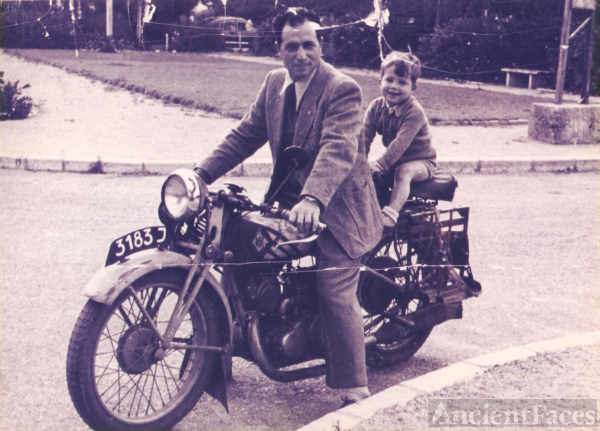 Itzchak Bergbaum, motorcycle