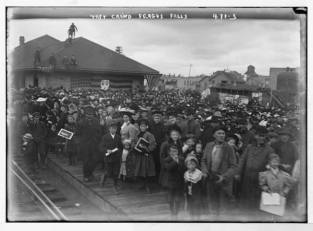 Crowd for Taft at railroad station, Fergus Falls