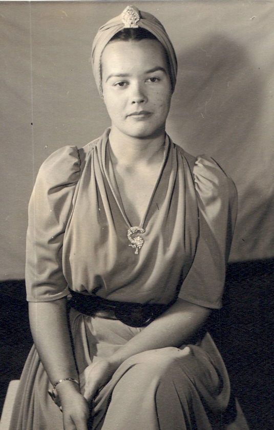 Lois Benning Ewen age 18
