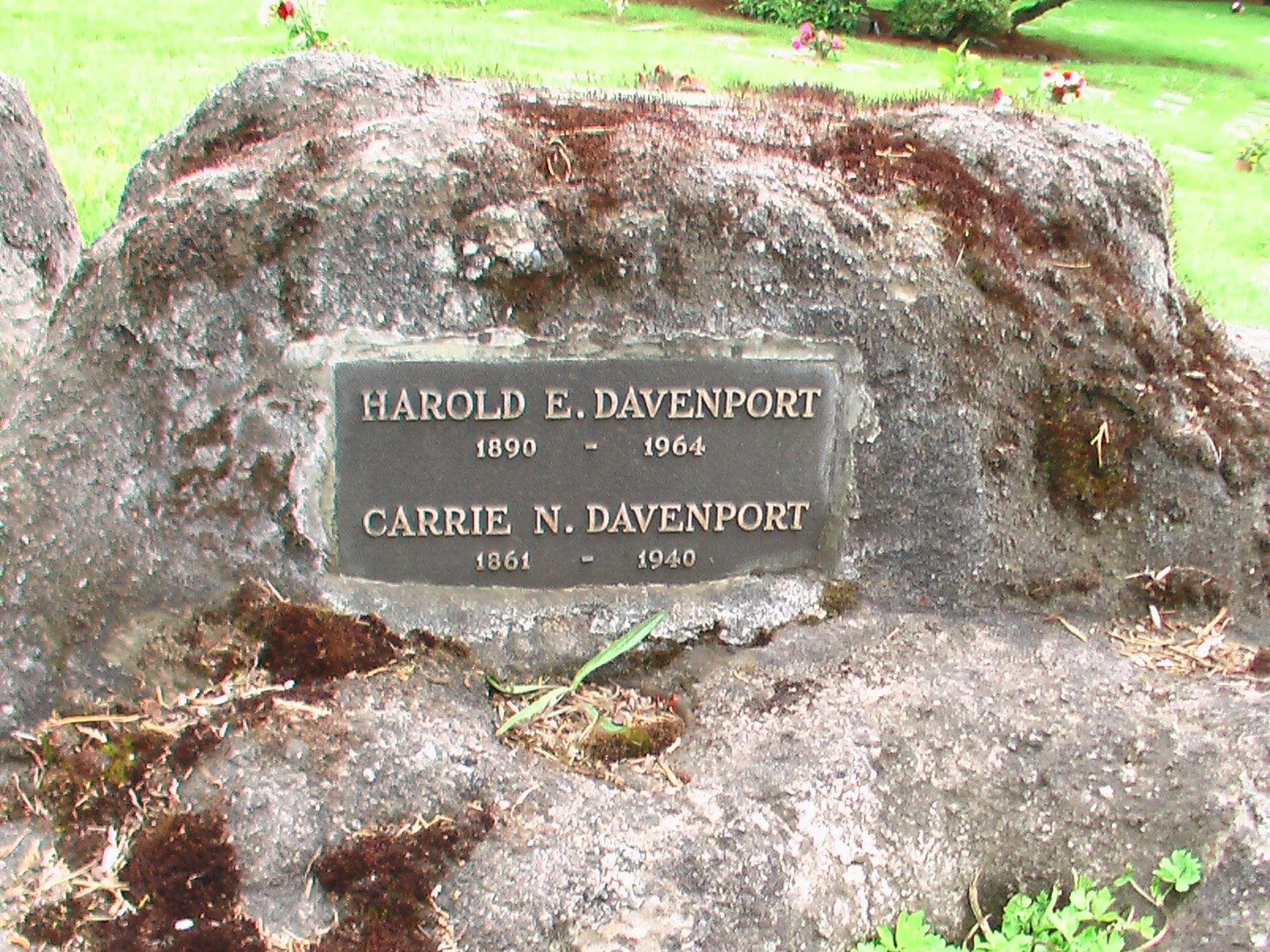 Carrie and Harold Edwin Davenport Gravesite