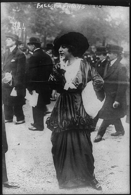 [Women's fashions: Fall fashion, 1913]
