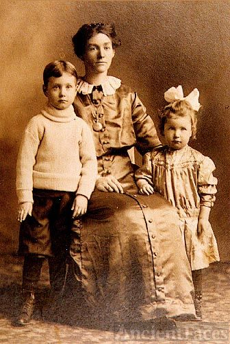 Lettie Viola (Giles) Pate  & Children