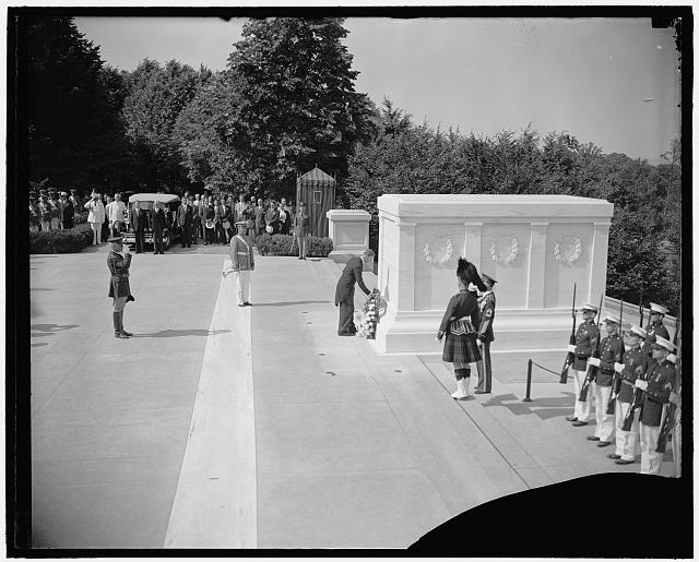 [King George VI of Great Britain laying wreath on Tomb of...