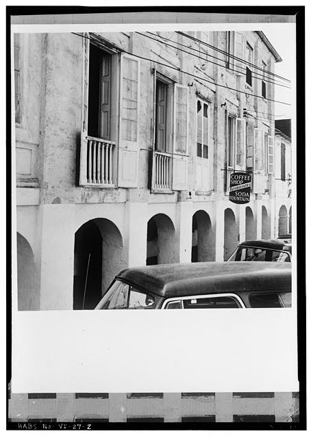 2. CLOSE-UP OBLIQUE VIEW OF KIRKEGADE (FRONT) FACADE,...