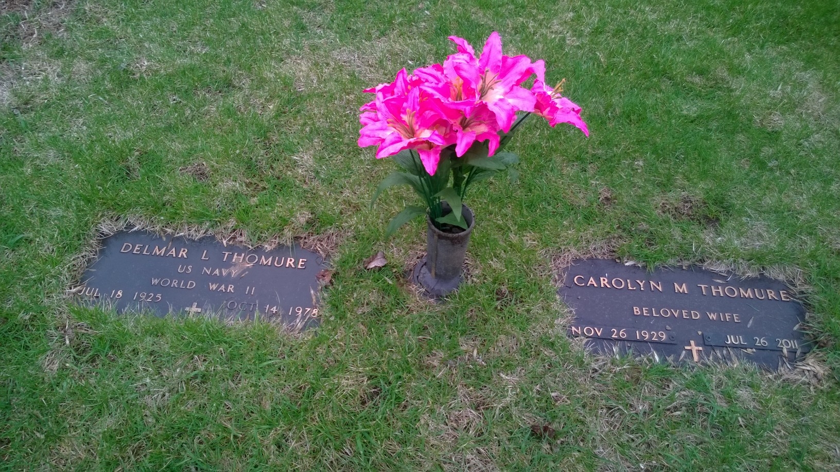 Carolyn (Wagner) &  Delmar Thomure gravesite