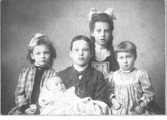 The grandchildren of Arthur and Elizabeth Thomas Baker