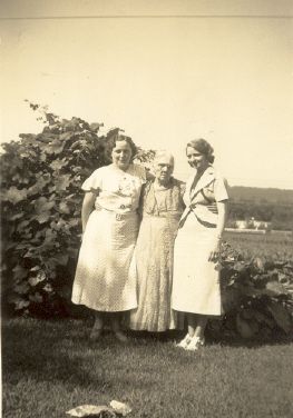 Clara and Grace Carr with mother