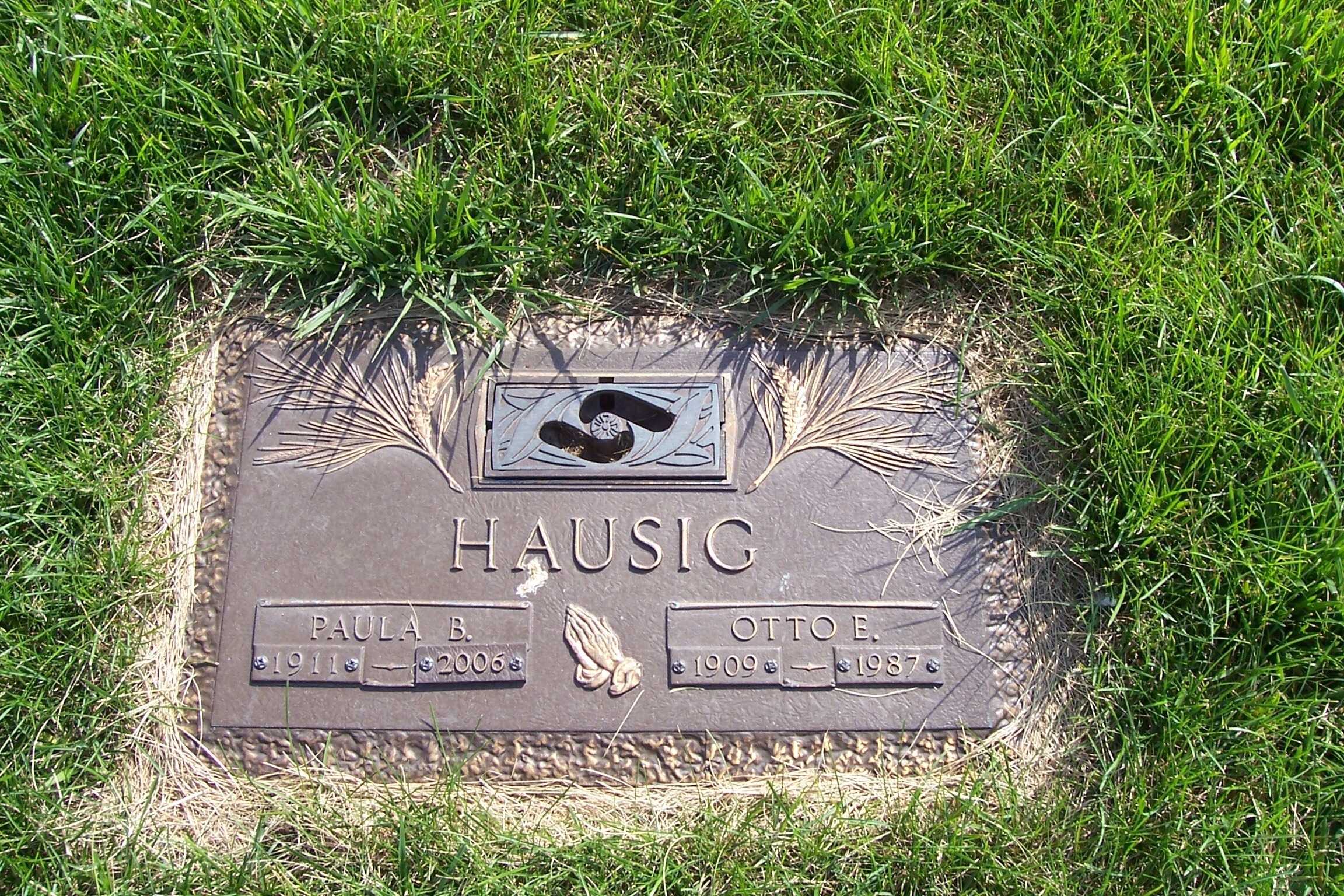 Paula and Otto E Hausig gravesite