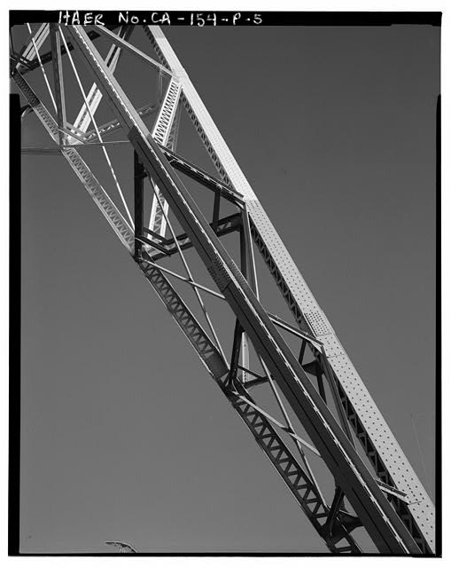 5. DETAIL OF SOUTHWEST LEG, TOWER 32. VIEW LOOKING EAST....