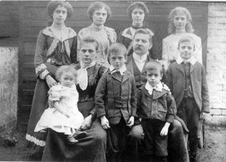 Frederick & Hannah Argent Family, England 1904
