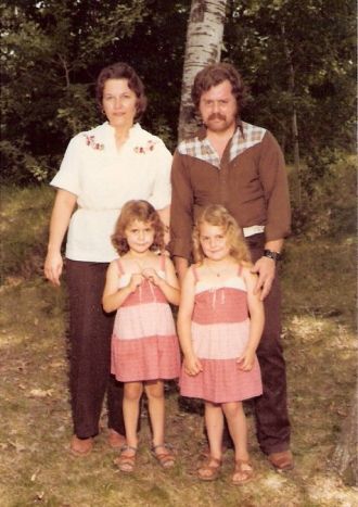 Carol & Larry Berthiaume with daughters Libby & Tina