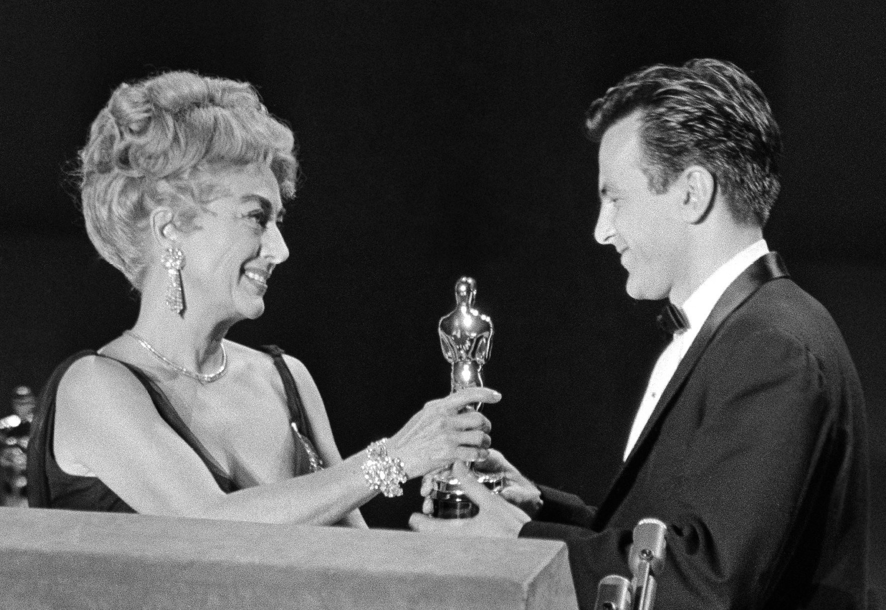 Joan Crawford giving Maximilian Schell his Oscar.