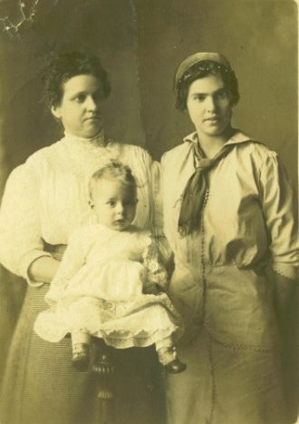 3 Genration Grandmother Sara Carter Jerrers, the Mother Pearl C. Jeffers Balius, Baby Son Robert S. Balius 1915
