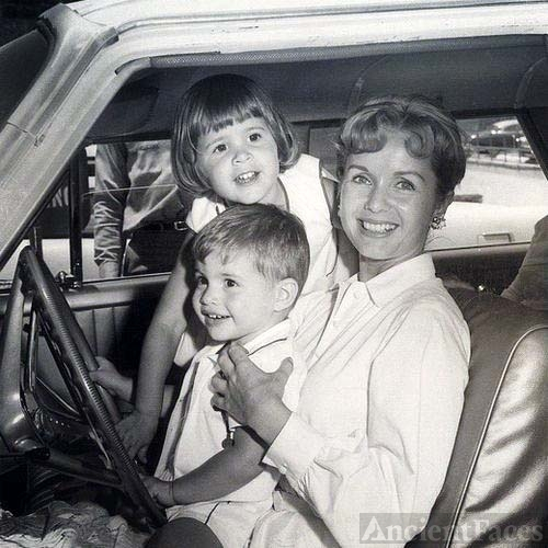 Debbie Reynolds, Carrie and Todd Fisher