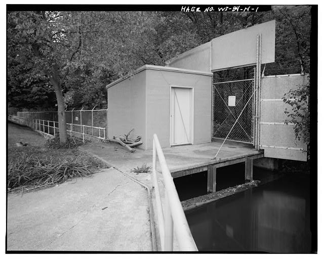1. VIEW SOUTH, Sanitary building - Appleton Locks & Dams,...