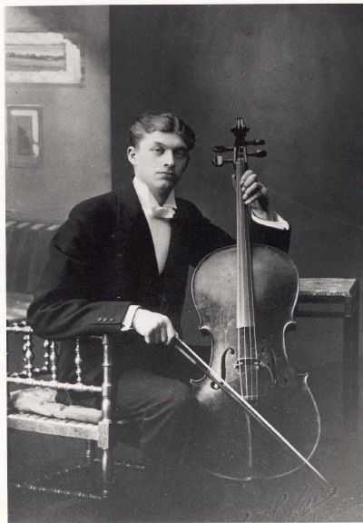 Hilmar Ronning and his chello