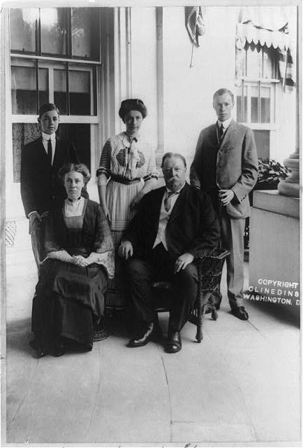 Taft family group, Silver Anniversary, June 18, 1911