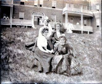 1900 women's group