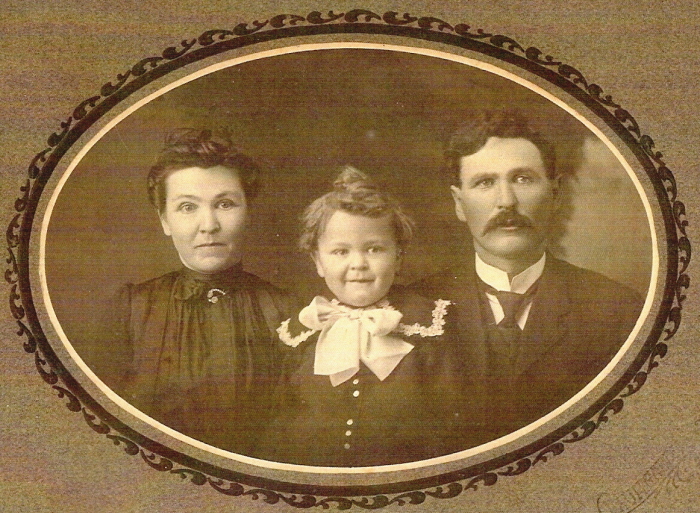 Edna Derr,Arnold Lew & William Lew 1900